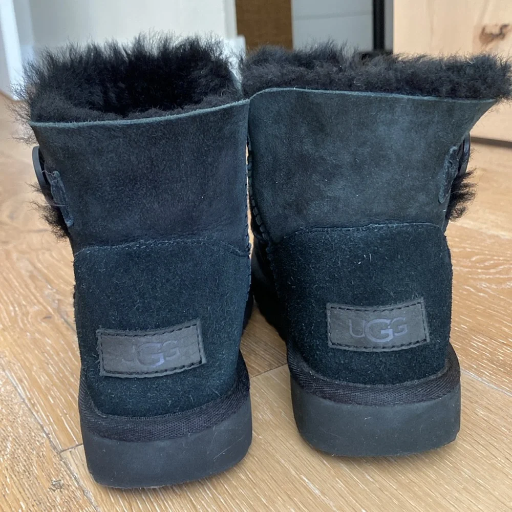 UGGs Womens Mini Bailey Button II (SIZE 5) - Picture 7 of 12